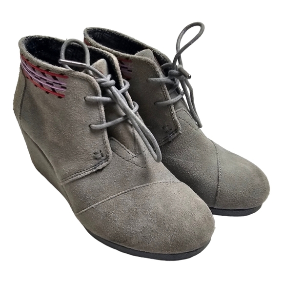 Toms Gray Suede Lace Up Embroidered Wedge Ankle Bootie Size 6 - Picture 1 of 9
